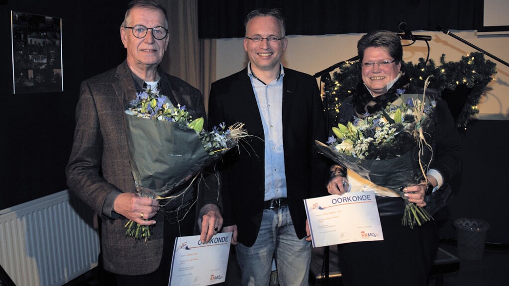 De jubilarissen Johannes Swart (links) en Jenny Speelman samen met voorzitter Richard Stegmeijer.