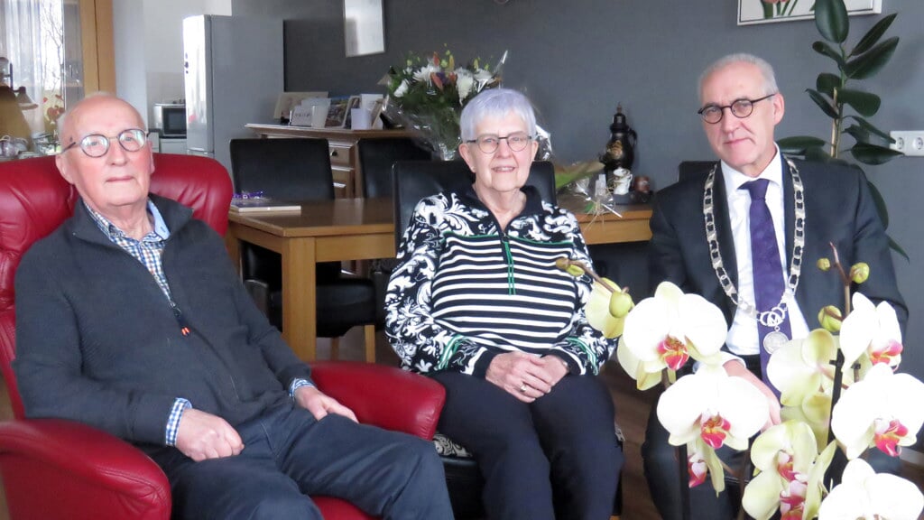 Het echtpaar Akker uit Zuidbroek, samen met burgemeester Adriaan Hoogendoorn. 