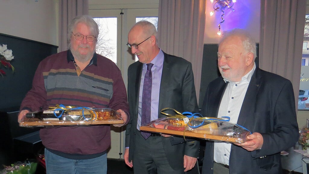 Frits Kramer en Bert Kolk hebben de borrelplank in ontvangst genomen, aangeboden door burgemeester Hoogendoorn.