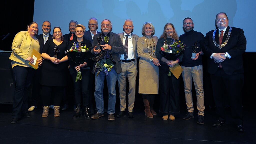 De winnaars van 'De bronzen Delta' samen met het college van Eemsdelta.