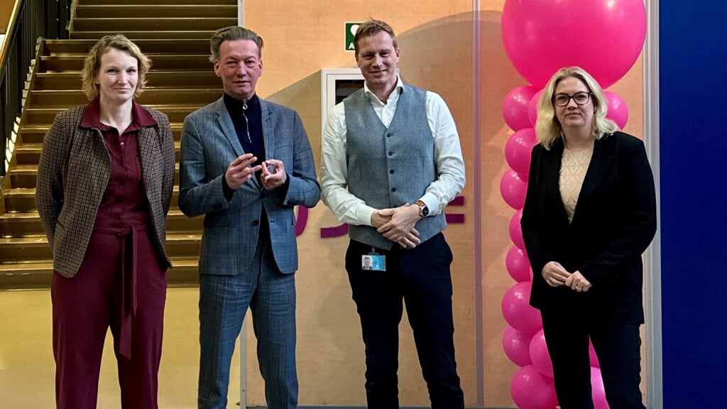 De schoolleiding van het AJC met gedeputeerde Tjeerd van Dekken en wethouder Erik Drenth bij de start van de pilot. (foto: gemeente Midden-Groningen)