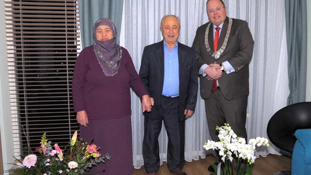 Het diamanten paar Güven-Güven samen met burgemeester Ben Visser.