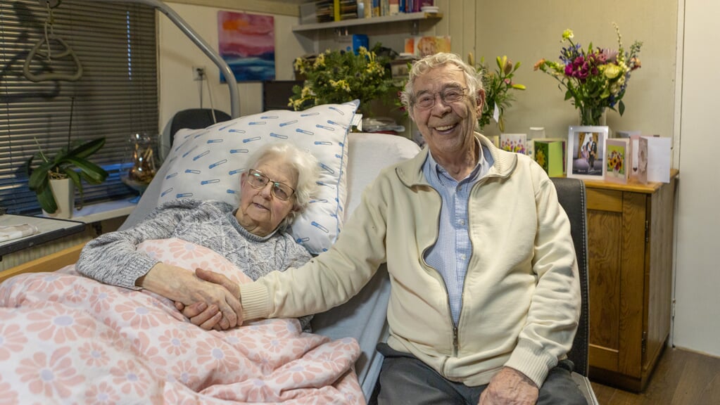 Anna en Tonnie Nienhuis zijn dankbaar dat ze samen hun 60e trouwdag hebben kunnen vieren. (foto: André Dümmer)
