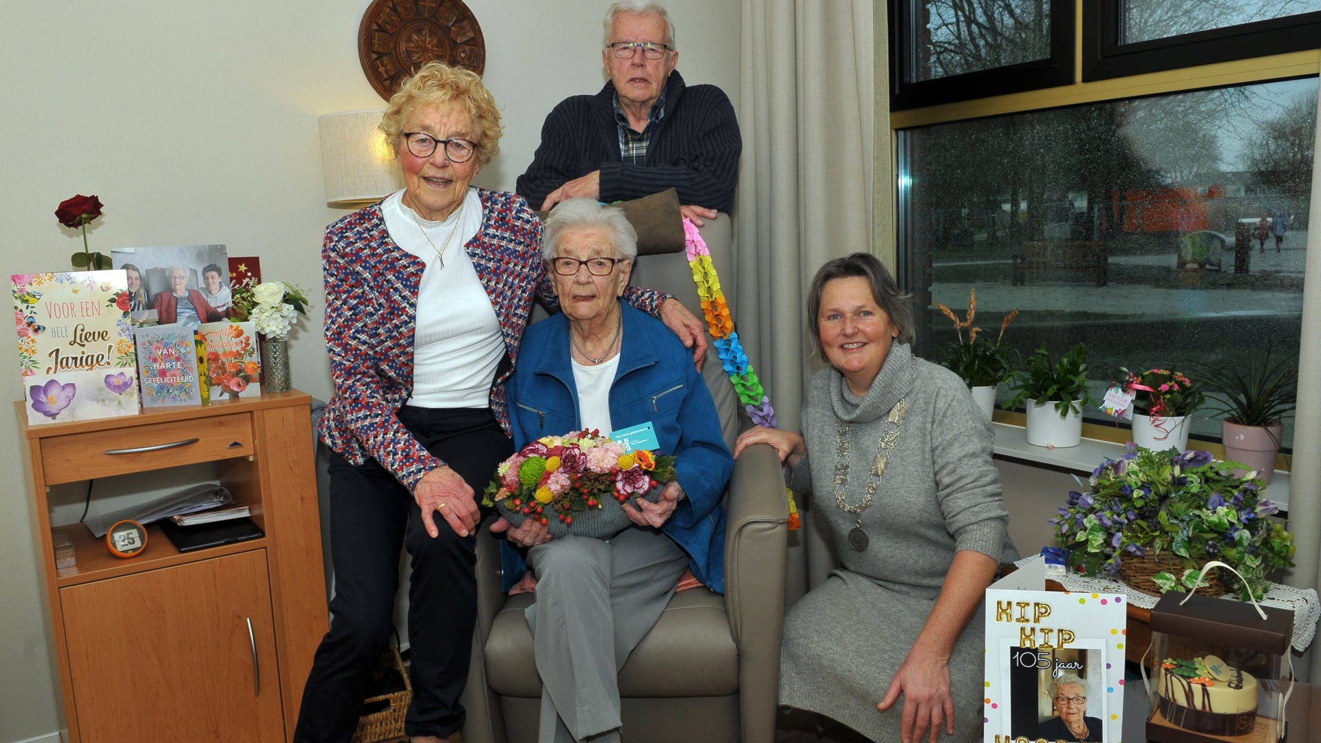 De 105-jarige Corrie Blom-Buwalda samen met haar zoon, dochter en Karen Hansems.