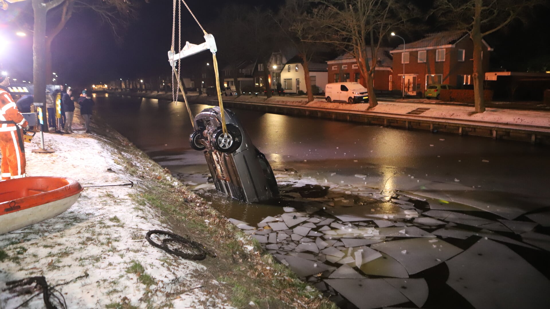 De auto moest door een takelwagen uit het kanaal worden gevist. (foto: Persbureau Groningen)