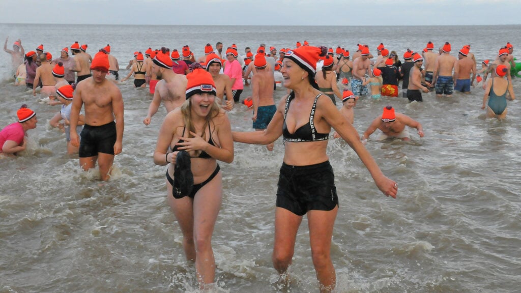 Het water van de Eems bij Delfzijl bezorgde ruim 300 mensen een frisse start van het nieuwe jaar.
