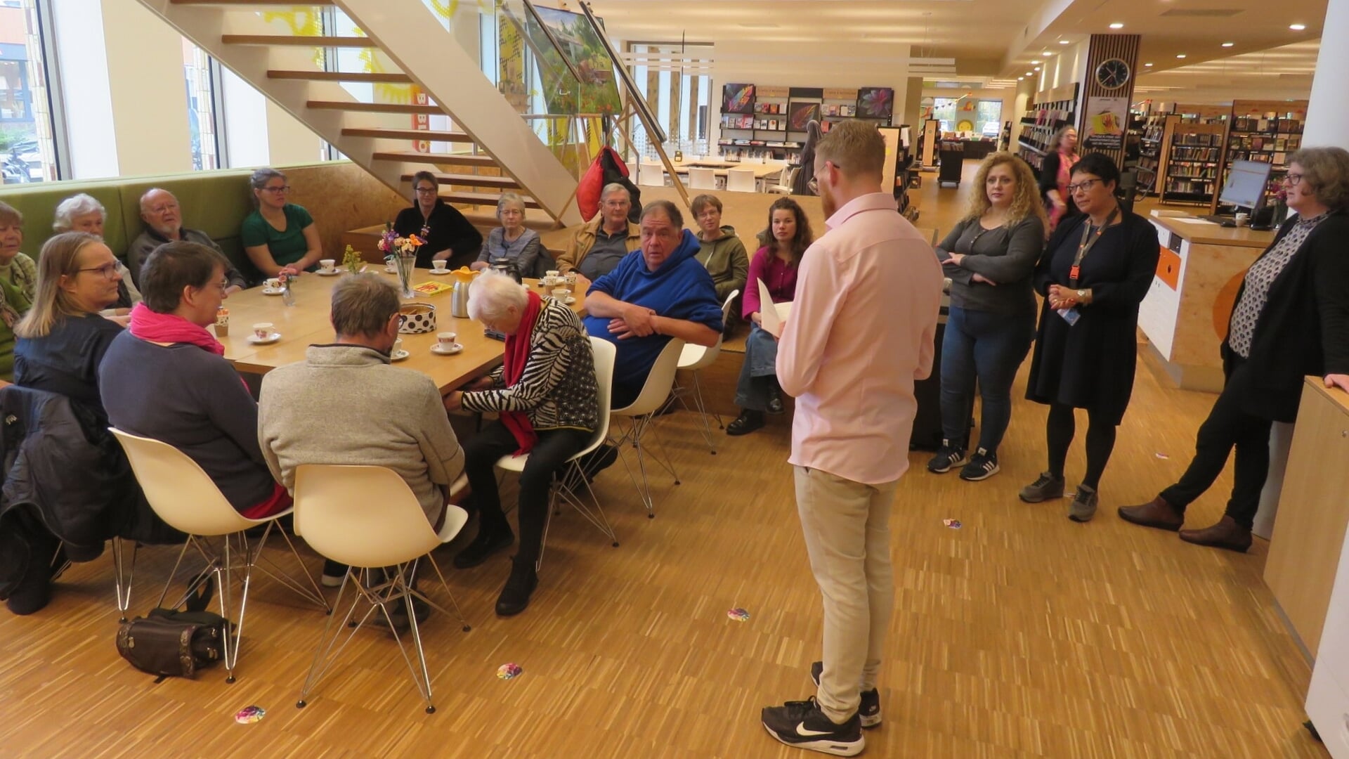 Bezoekers van het Biebbakkie luisteren naar gedichten voorgelezen door Gerard Rozeboom.