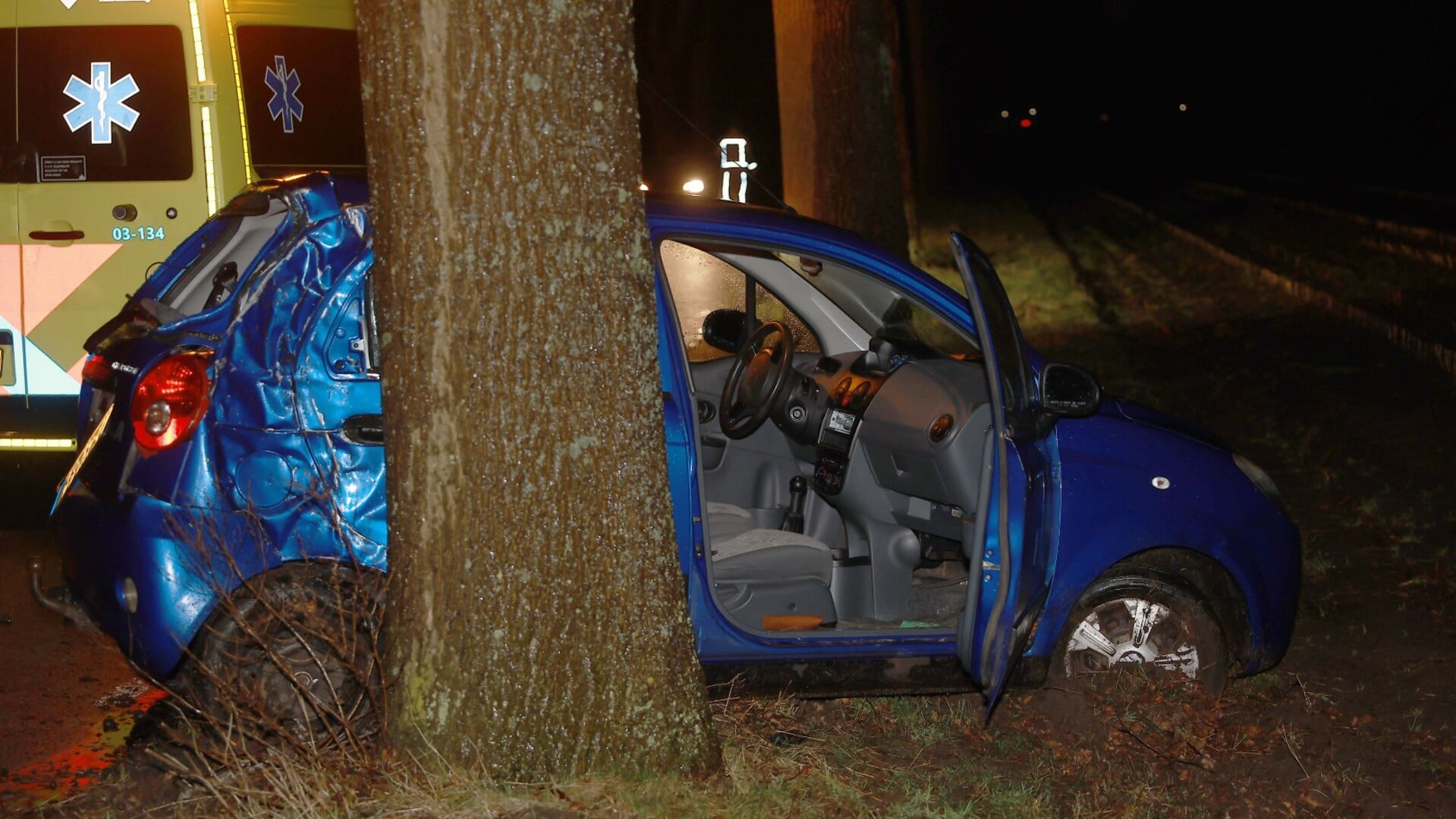 In de auto werd alleen op de bijrijdersstoel een persoon aangetroffen. (foto: Persbureau Drenthe)