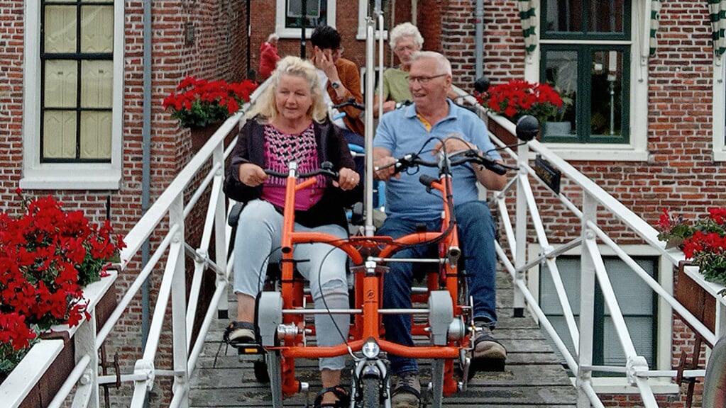 Fietsmaatjes en hun gasten onderweg in Appingedam (foto Fietsmaatjes).