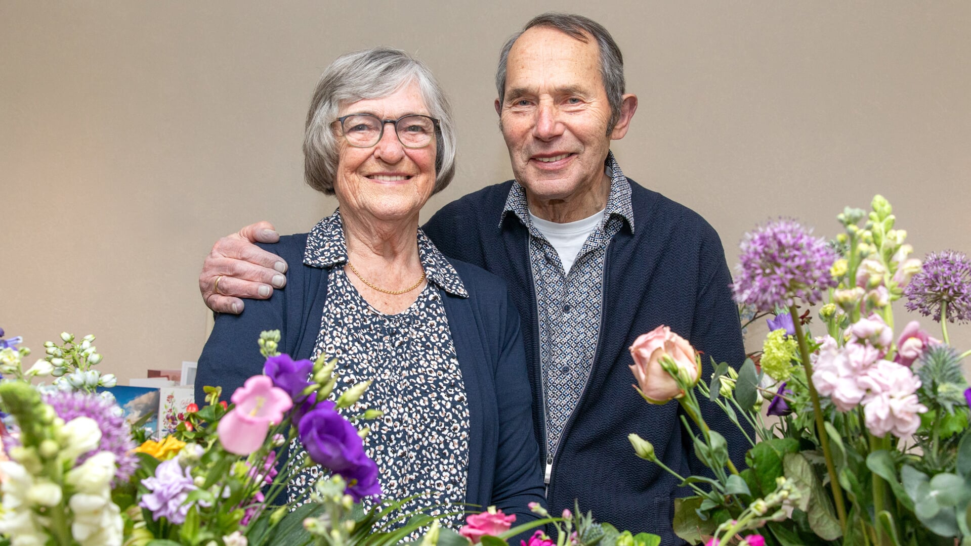 Enny en Aike Smid werden vanwege hun huwelijksjubileum flink in de bloemen gezet. (foto: Auniek Klijnstra) 