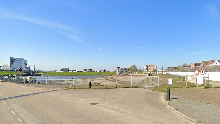 Achter de hekken ligt de Damsterkade, het toekomstige parkeerterrein voor het centrum van Delfzijl (archieffoto).