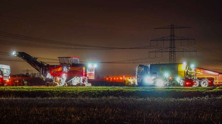 Ook in de nachtelijke uren wordt gewerkt aan de N33 tussen Appingedam en Zuidbroek.