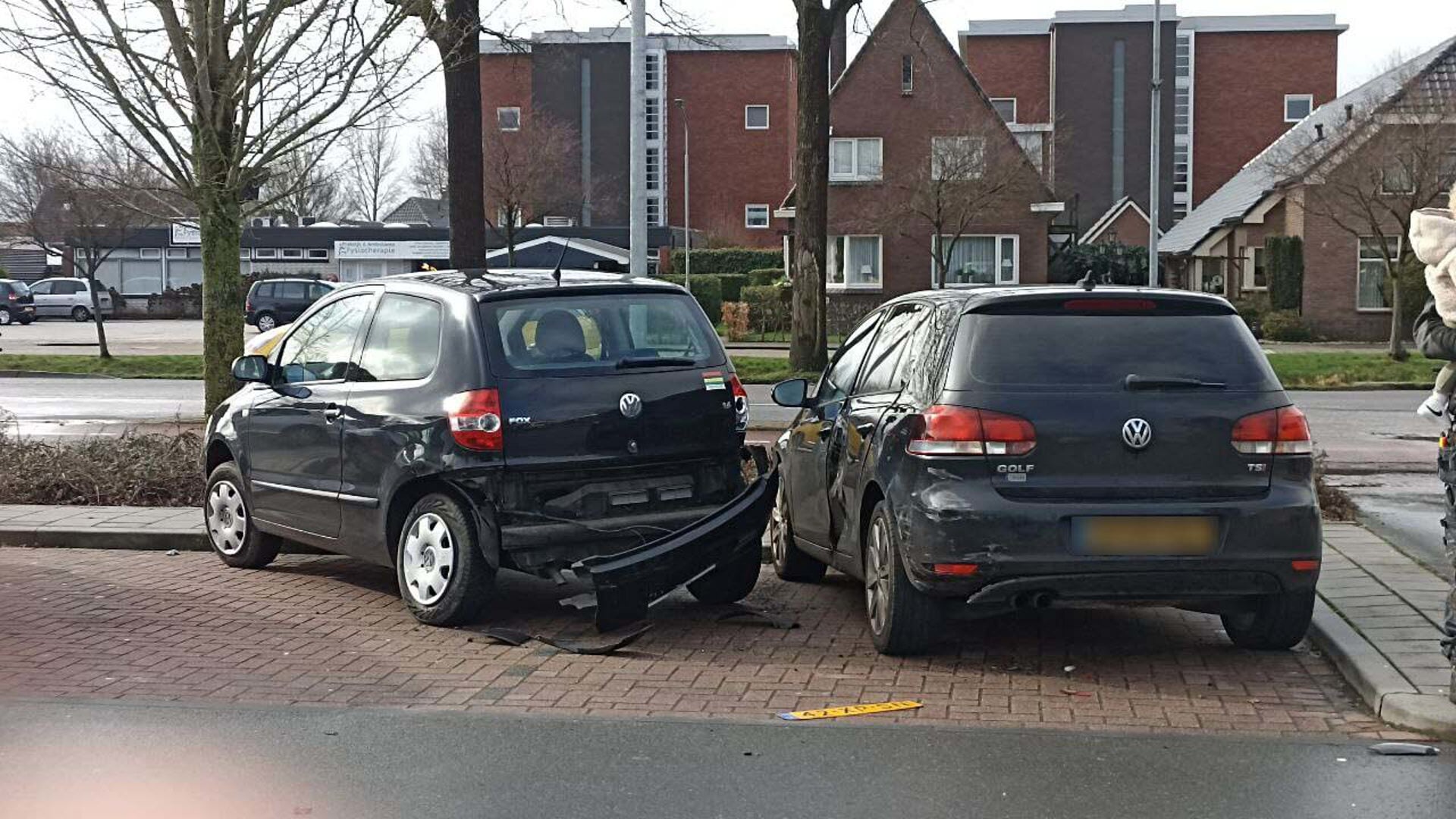 Twee van de auto's die werden geraakt door de automobiliste. (foto: Persbureau Groningen)