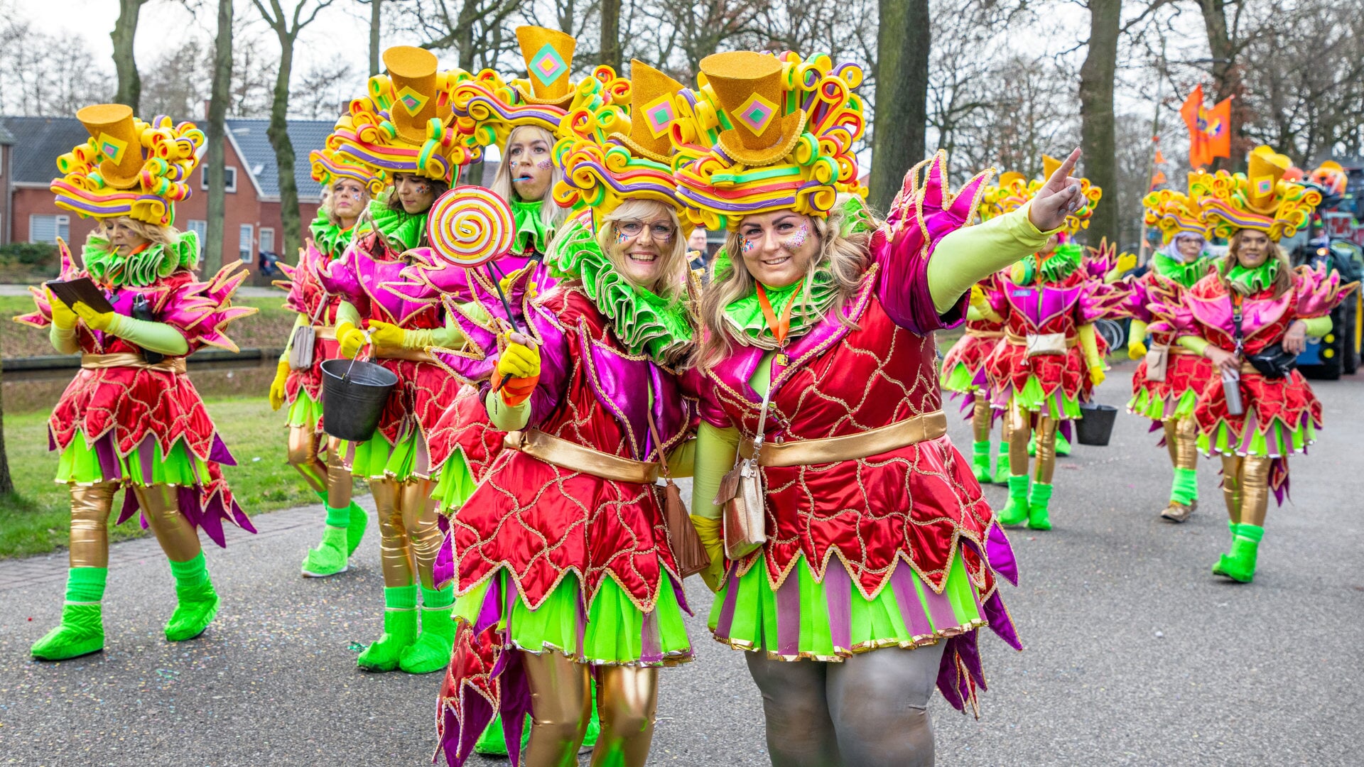 De deelnemers aan de optocht liepen in de meest kleurrijke outfits mee. (foto: Auniek Klijnstra)