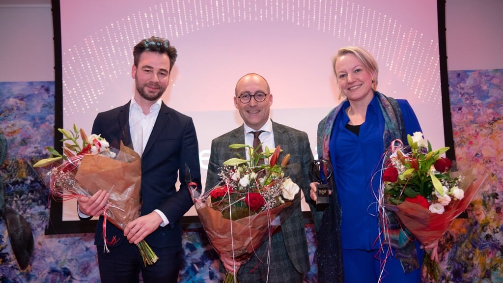 De genomineerden in de bloemetjes: Marinus Bieman (wethouder Deurne), Anno Wietze Hiemstra en winnares Erica van Lente. (foto: Ermindo Armino) 