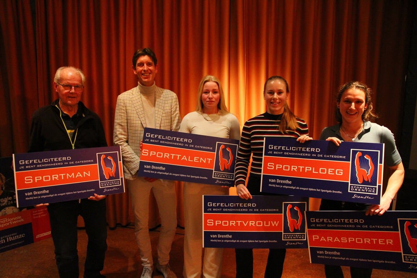 De genomineerde sporters uit Aa en Hunze voor het Sportgala Drenthe: Tie Franke, Richard Heling (wethouder), Anne Romee van der Spoel, Daphne Spreen en Sabine Spreen.