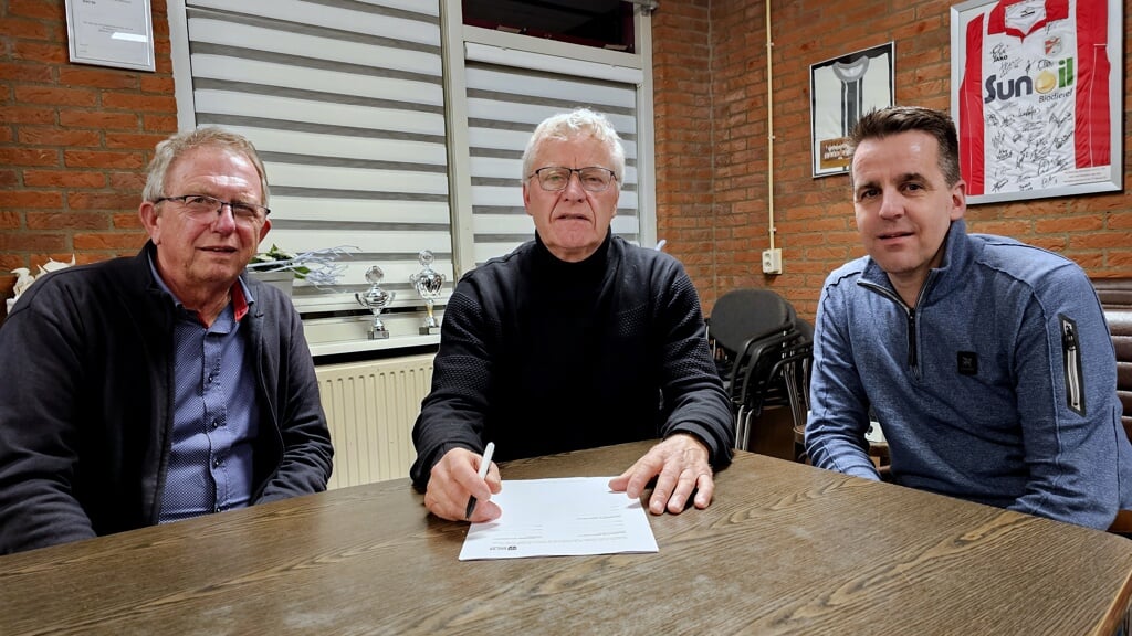 Onder het toeziend oog van DVC '59-voorzitter Henk Nijland (links) en vice-voorzitter Marcel ten Caat tekent Puck Horstman het contract. Foto: Bennie Wolbers.