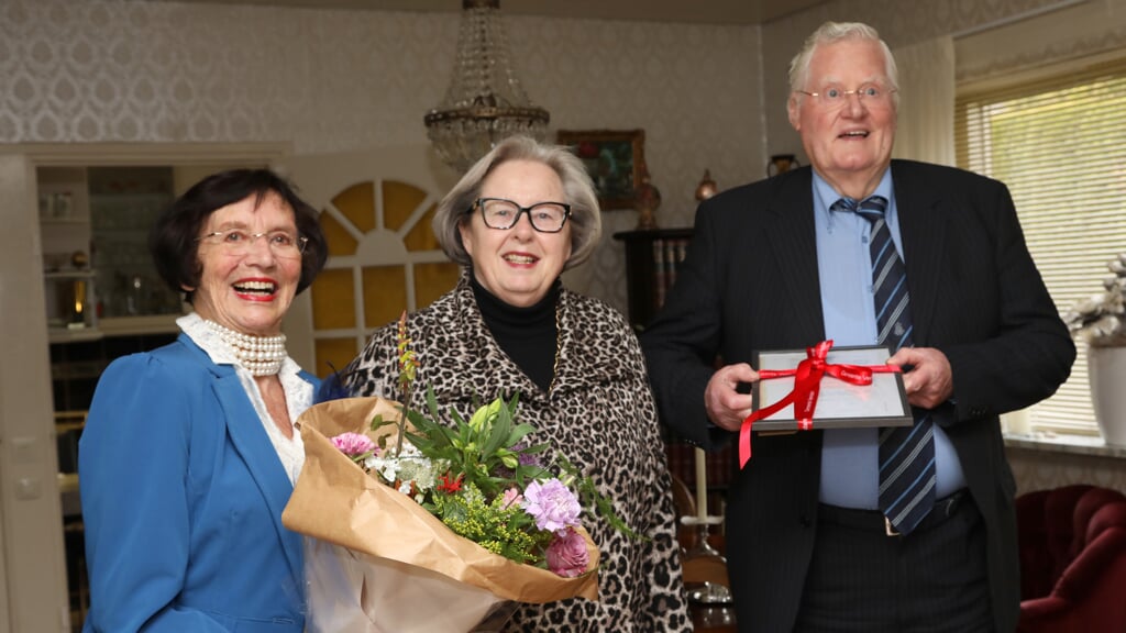 Het jubilerende echtpaar met burgemeester Sandra Korthuis van Veendam. Foto: Bert Woltjes.