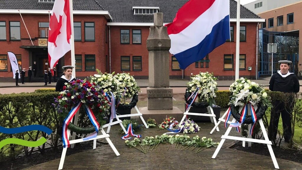De 4 mei-herdenking voor het gemeentehuis van Delfzijl (archieffoto Gemeente Eemsdelta).