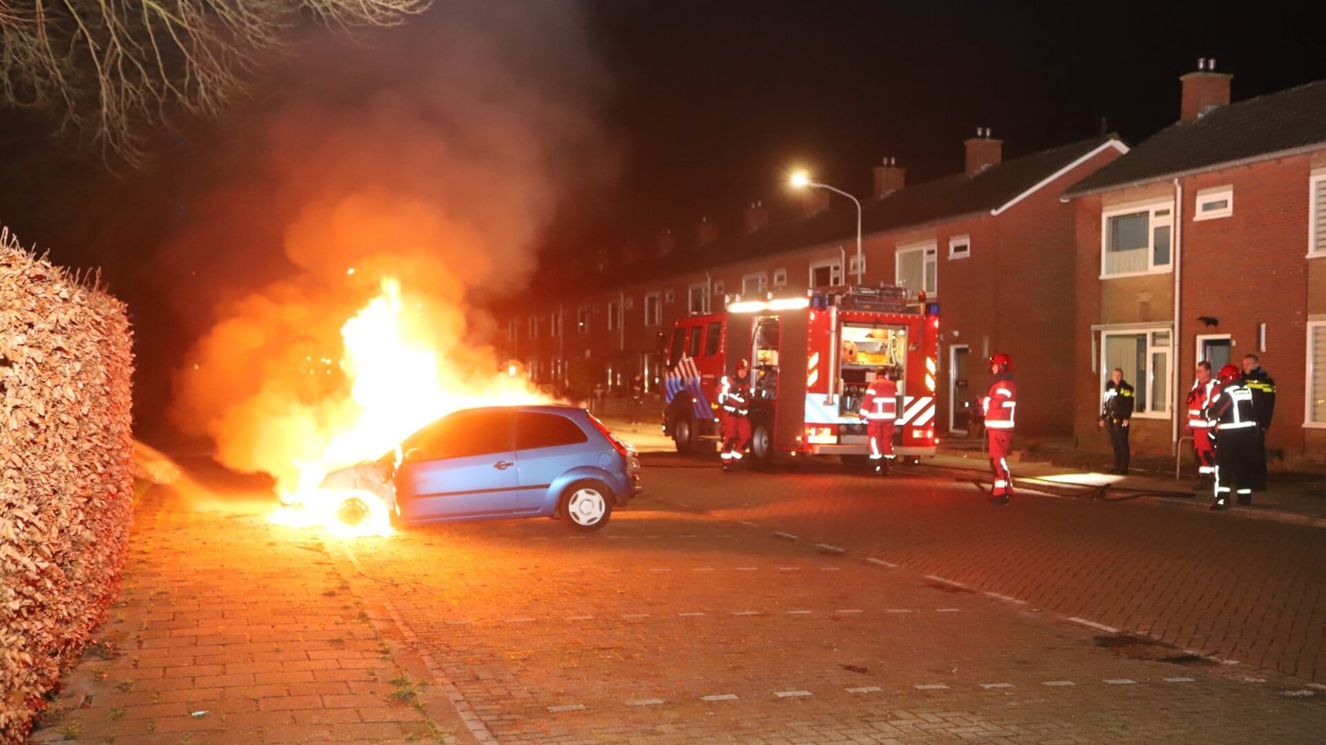 De auto liep forse schade op door de brand. (foto: Persbureau Groningen)