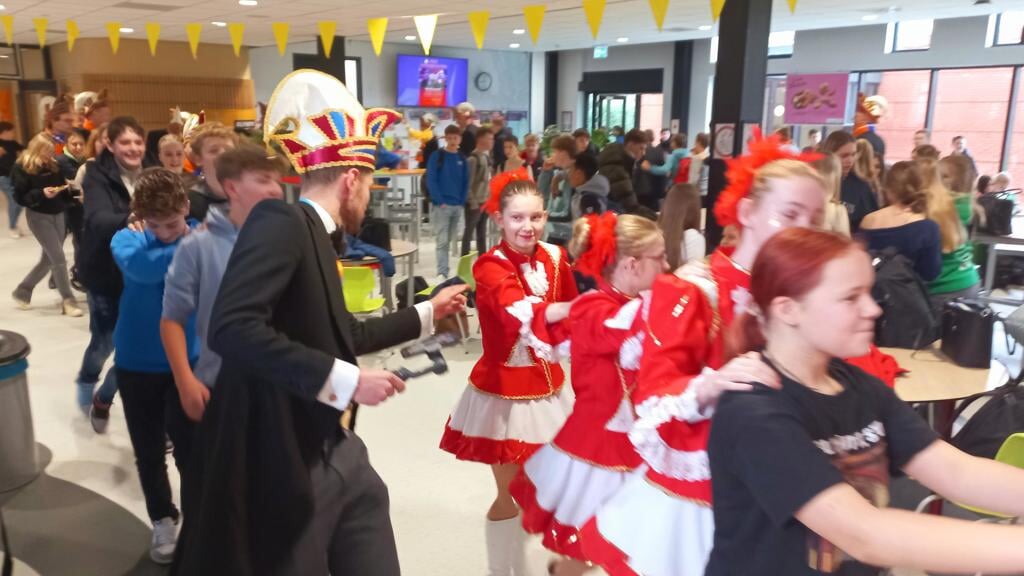 De Raad van Elf, de dansmariekes én de leerlingen gaan in polonaise door de kantine. (eigen foto)
