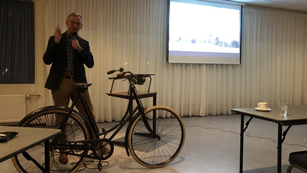 Jos Rietveld had voor zijn presentatie een originele Fongers-fiets uit 1901 meegenomen. 