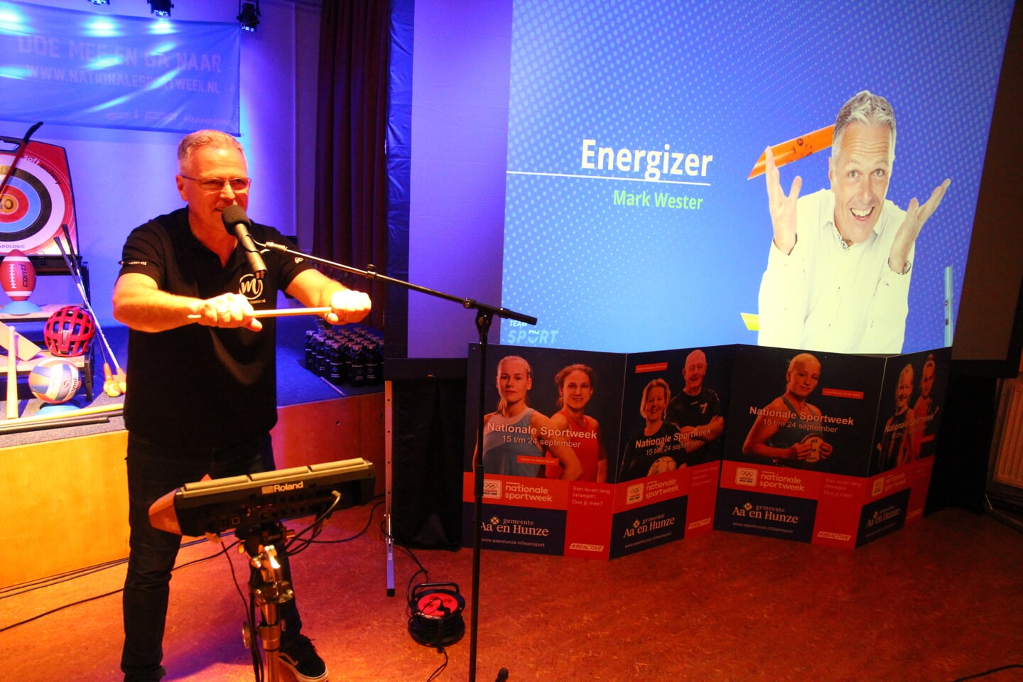 Energizer Mark Wester probeert de zaal in beweging te krijgen. 