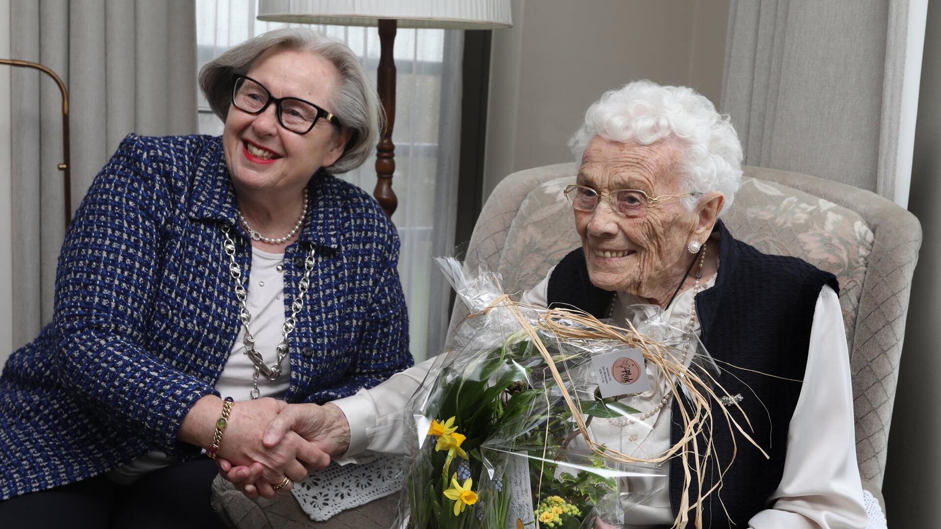 De 105-jarige met burgemeester Korthuis. Foto: Bert Woltjes.