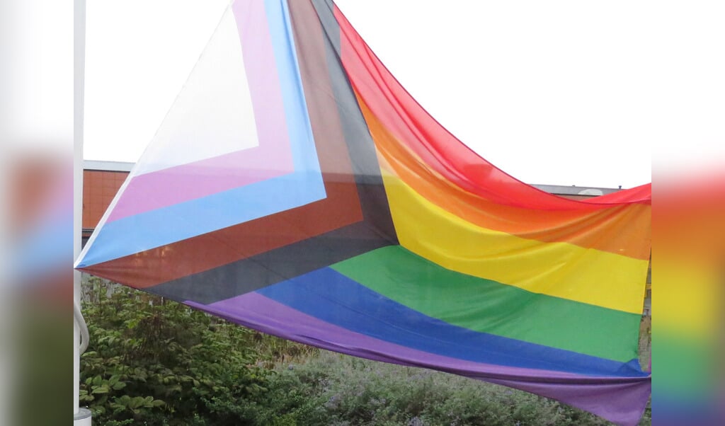 Niet alleen een jaarlijkse vlag voor het gemeentehuis, maar nu ook een regenboogagenda voor de doelgroep. 