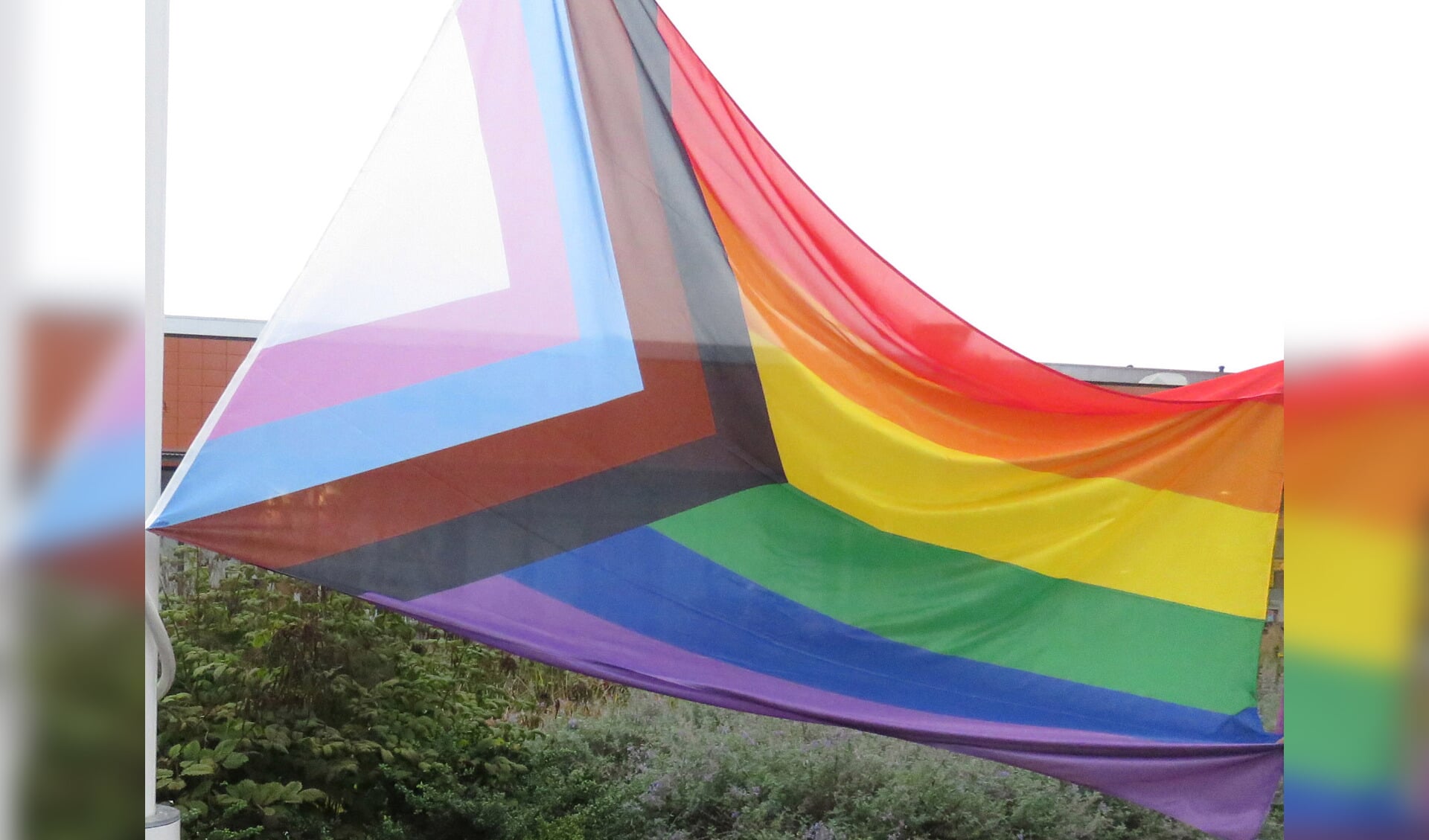 Niet alleen een jaarlijkse vlag voor het gemeentehuis, maar nu ook een regenboogagenda voor de doelgroep. 