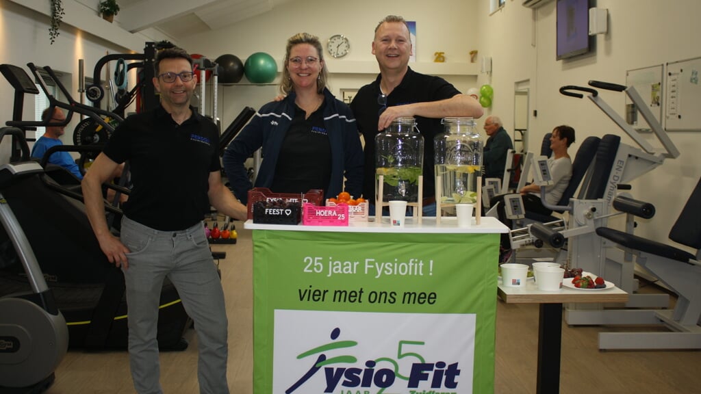 Jochem van der Klei, Carlijn Schriemer en Klaas de Jong zijn trots op het 25-jarig bestaan van Fysiofit Zuidlaren. 