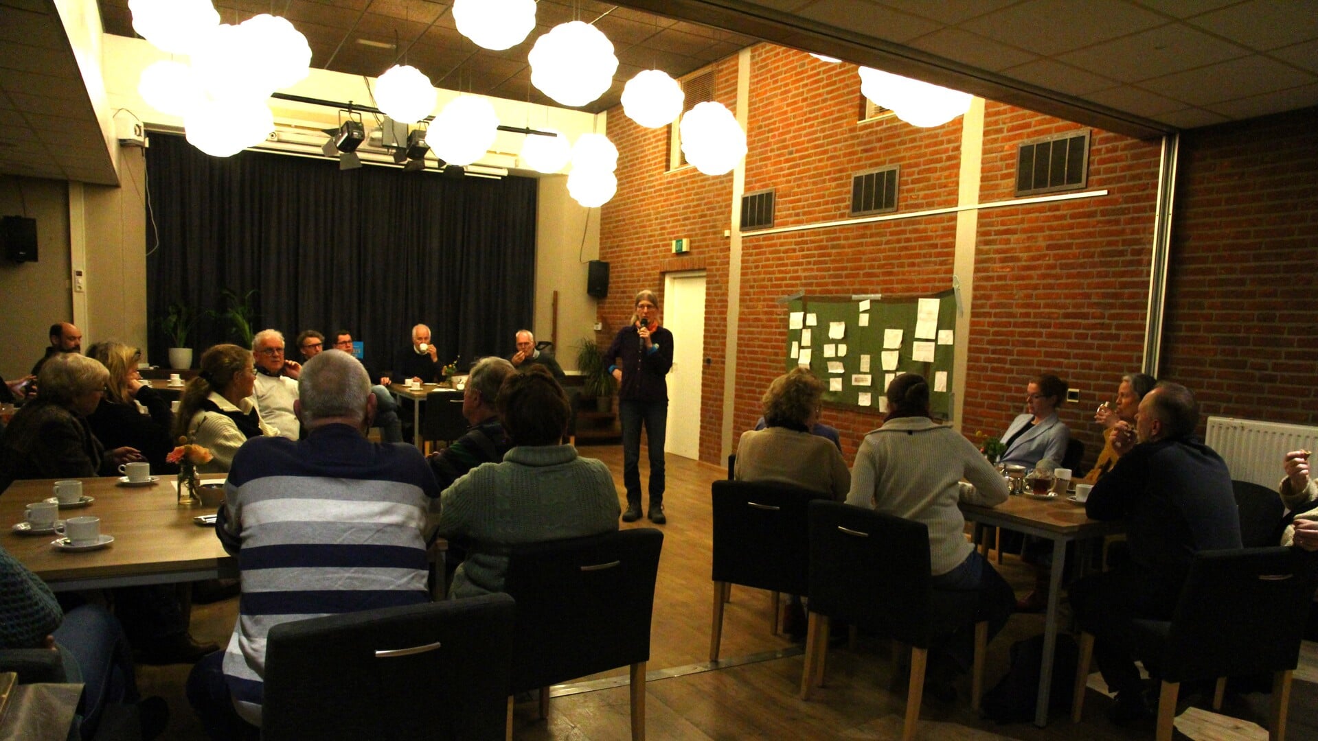 Inwoners en raadsleden bespreken de thema's van de Spiekeriek in Eexterveen. 