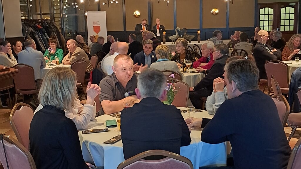 De veteranen en hun partners genieten van een etentje in Grand Café Hofsteenge.