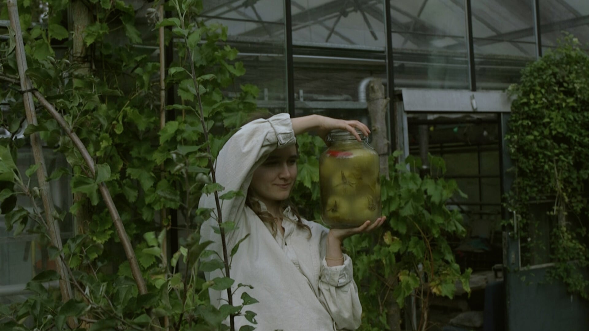 Kunstenares Marina Sulima, hier met een weckpot vol tomaten, houdt zich bezig met gefermenteerd voedsel.