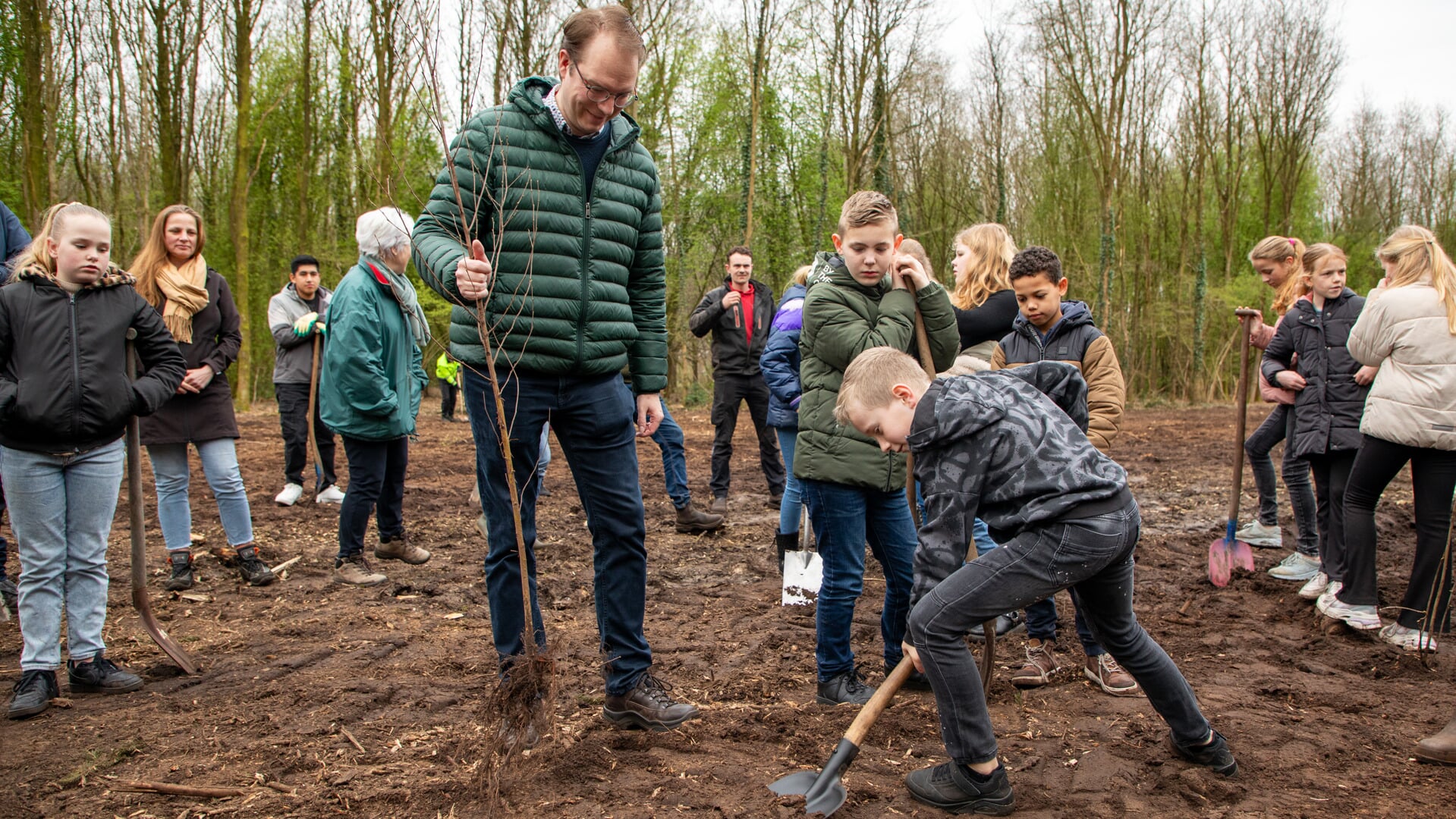 Wethouder Egbert Hofstra plant samen met de kinderen de eerste boom op Nationale Boomplantdag. (foto: Auniek Klijnstra)