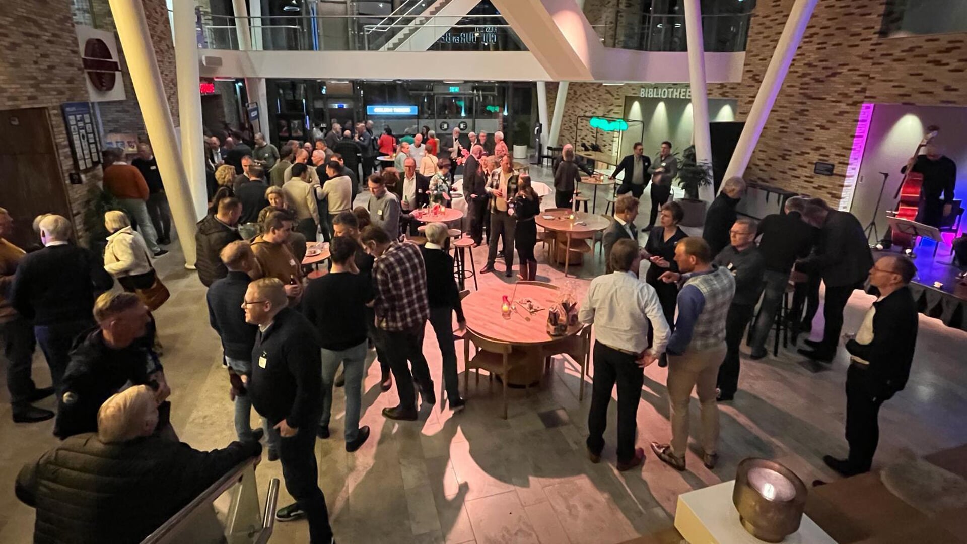 Het was donderdagavond 'volle bak' in de wandelgangen van het Huis van Cultuur en Bestuur. (foto: gemeente Midden-Groningen)