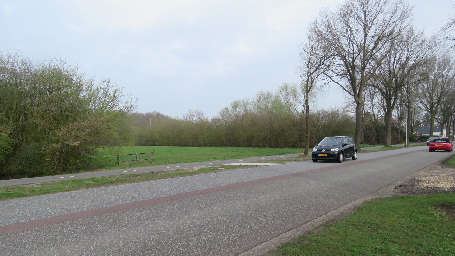 Nu nog een stuk grasland langs de Woldweg, waar het nieuwe kindcentrum gaat komen. 