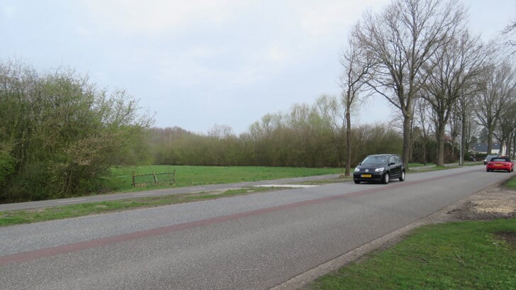 Nu nog een stuk grasland langs de Woldweg, waar het nieuwe kindcentrum gaat komen. 