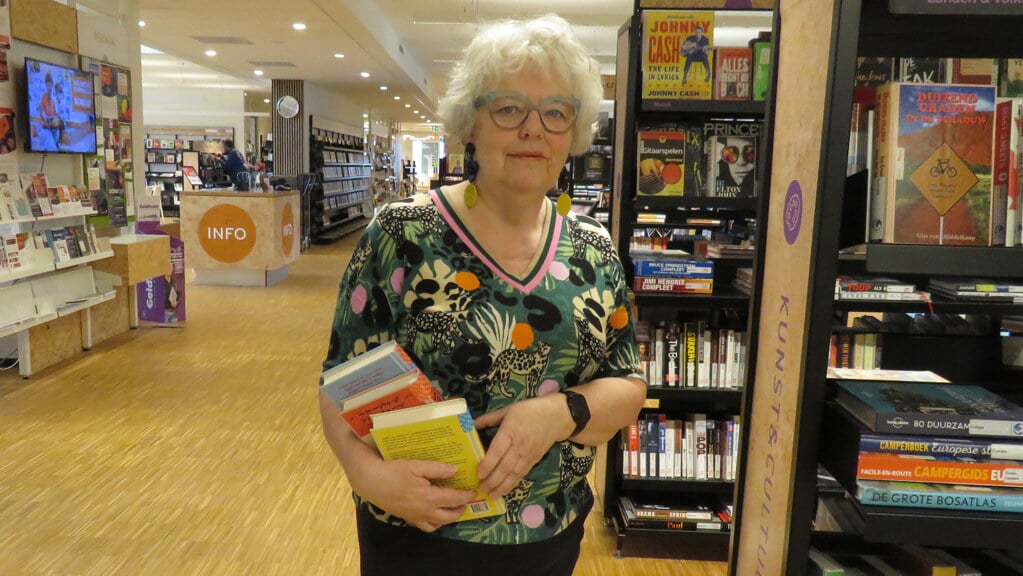 Gerda Teuben is bezig met haar laatste werkweek in de Hoogezandse bibliotheek. 