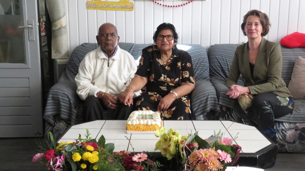 Het jubilerende echtpaar Bahadoersingh met wethouder Annemiek Hoesen.