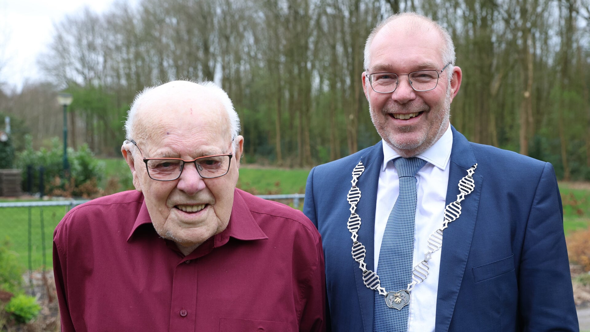 De 104-jarige Lambert Bartelds kreeg onder meer verjaardagsbezoek van locoburgemeester Henk Zwiep. (foto: Persbureau Drenthe) 