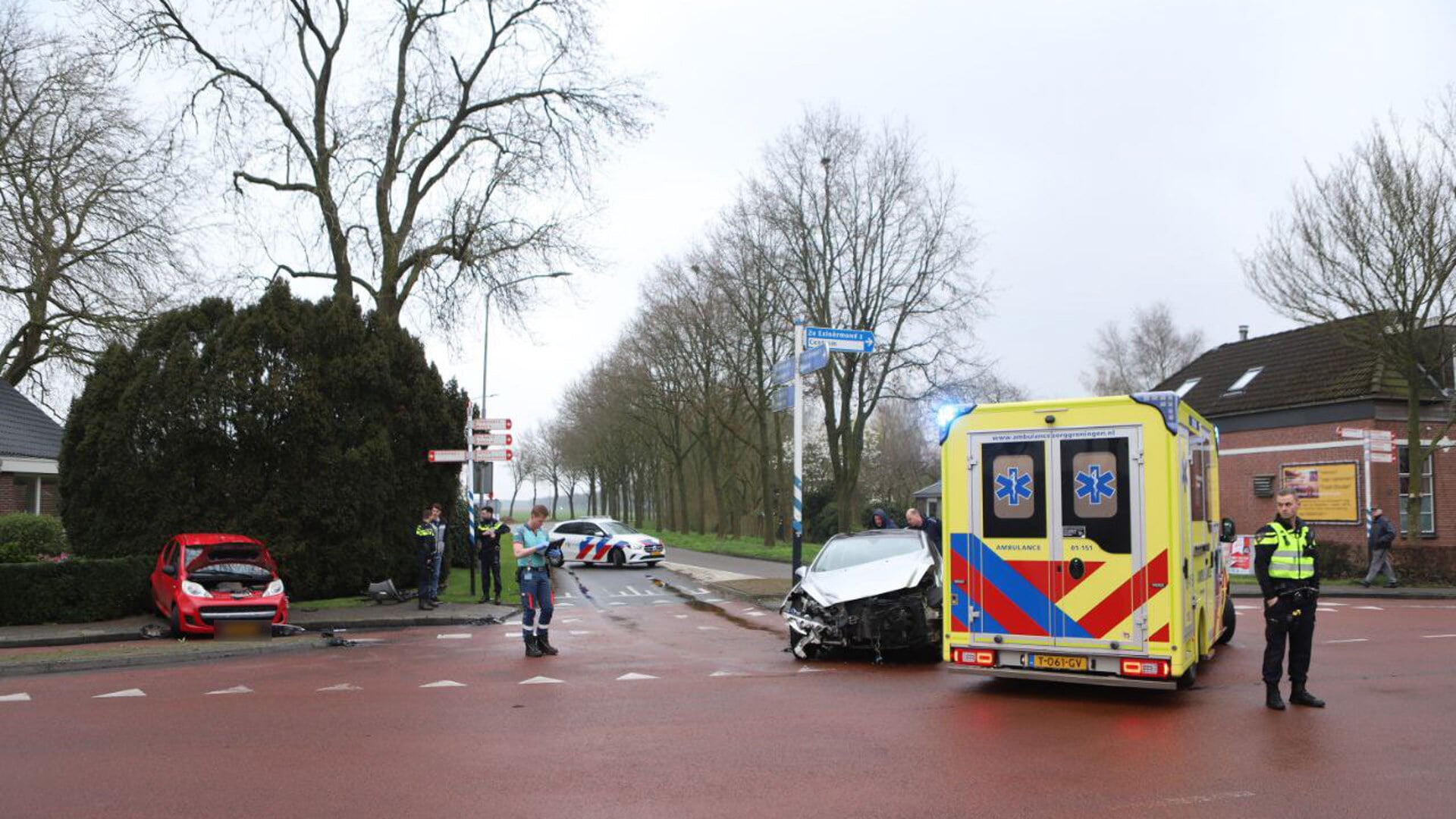 Beide voertuigen liepen flinke schade op door de botsing. (foto: Persbureau Groningen)