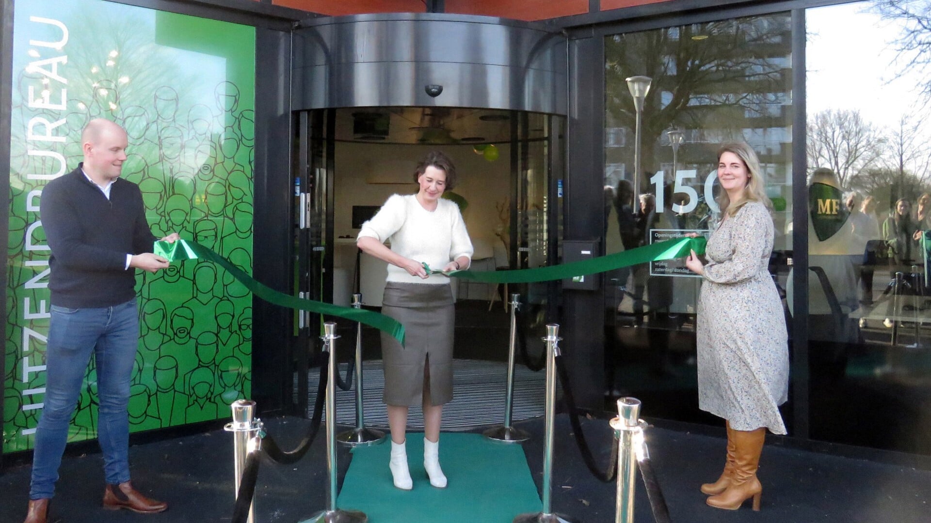 Wethouder Hoesen knipt het lint door en opent de nieuw vestiging van MF in Hoogezand. 