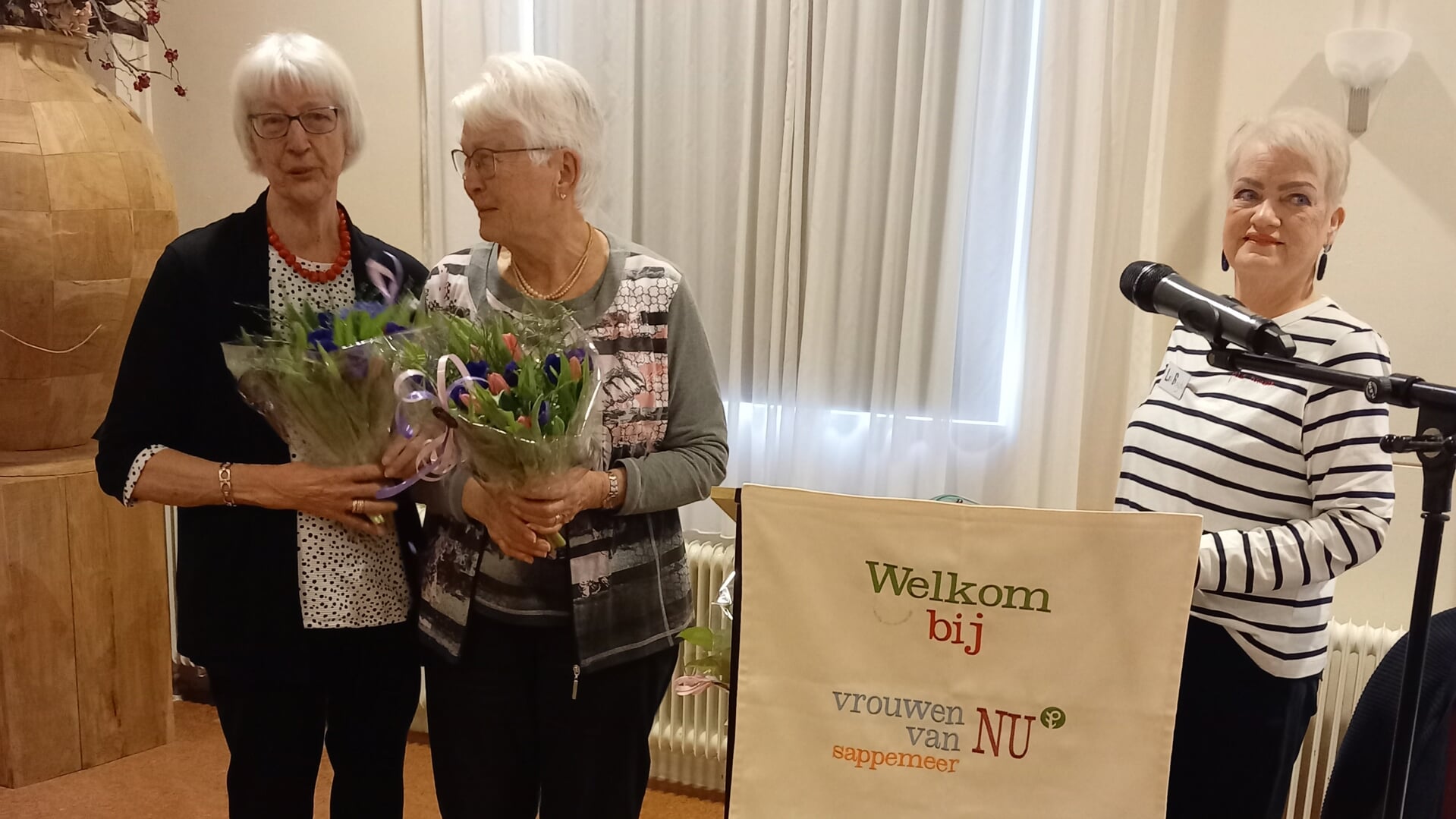 De dames Luiken en Leinenga werden gehuldigd omdat ze al 45 jaar lid zijn van Vrouwen van Nu.