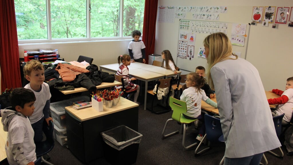 Oekraïense kinderen krijgen les in de school in Papenvoort.
