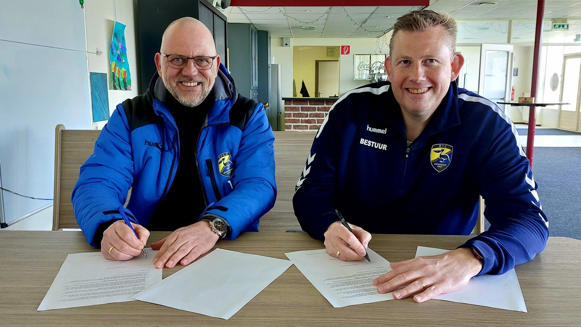 Edwin Engelsman (links) en voorzitter Rudi Rondhuis tekenen de overeenkomst.