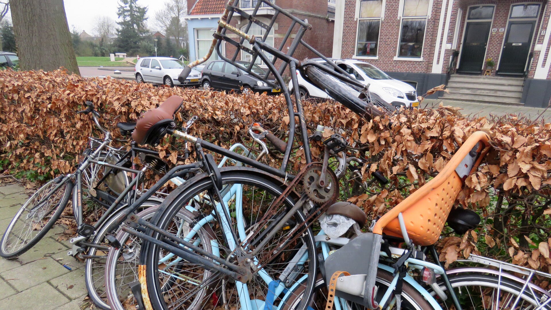 Station Hoogezand, waar naar het lijkt afgedankte fietsen her en der worden neergegooid. 