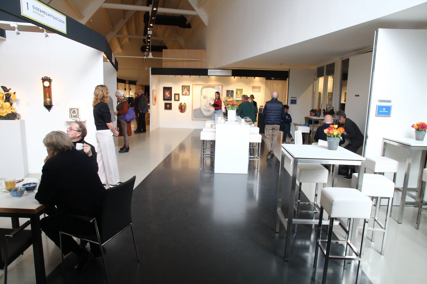 Het Drents Museum is partner van Kunst aan het Hof en biedt werk aan uit de eigen collectie. 