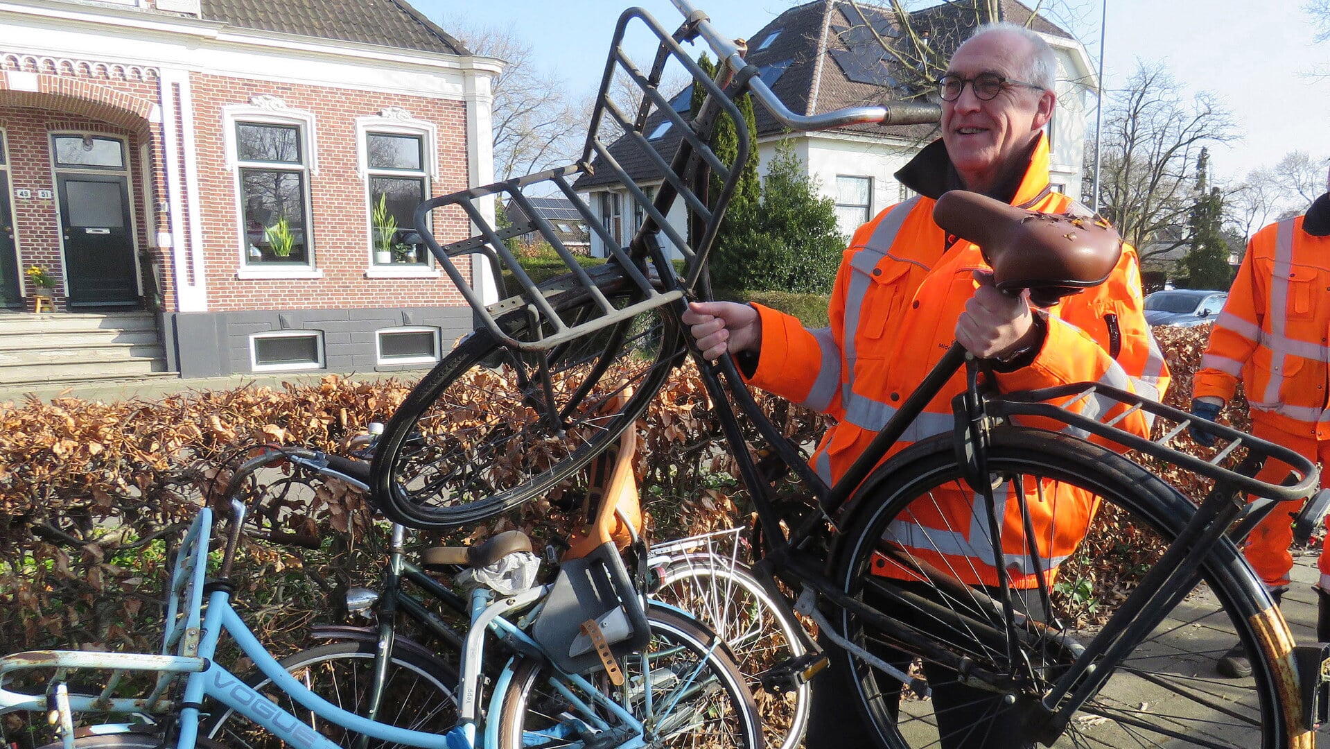 Burgemeester Adriaan Hoogendoorn ontfermt zich over een weesfiets.