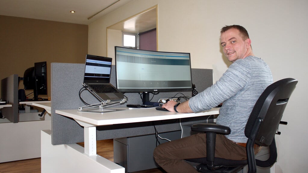 Eigenaar Arjan Mensinga van Mensinga IT in zijn nieuwe kantoor aan de De Millystraat in Zuidlaren. 
